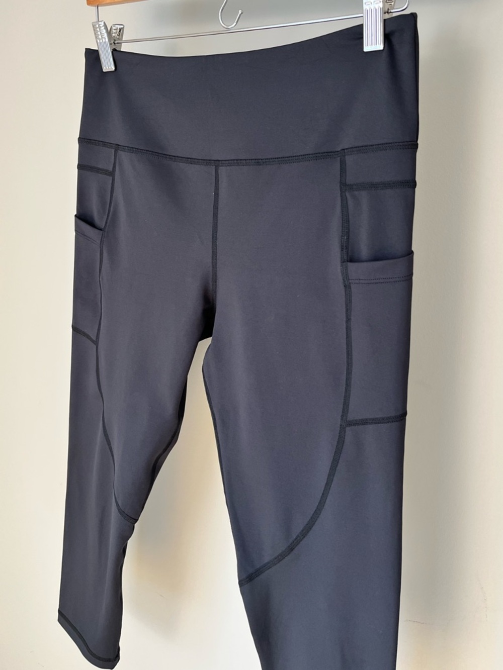 Zyia Pocket Capri Leggings - Picture 3 of 7